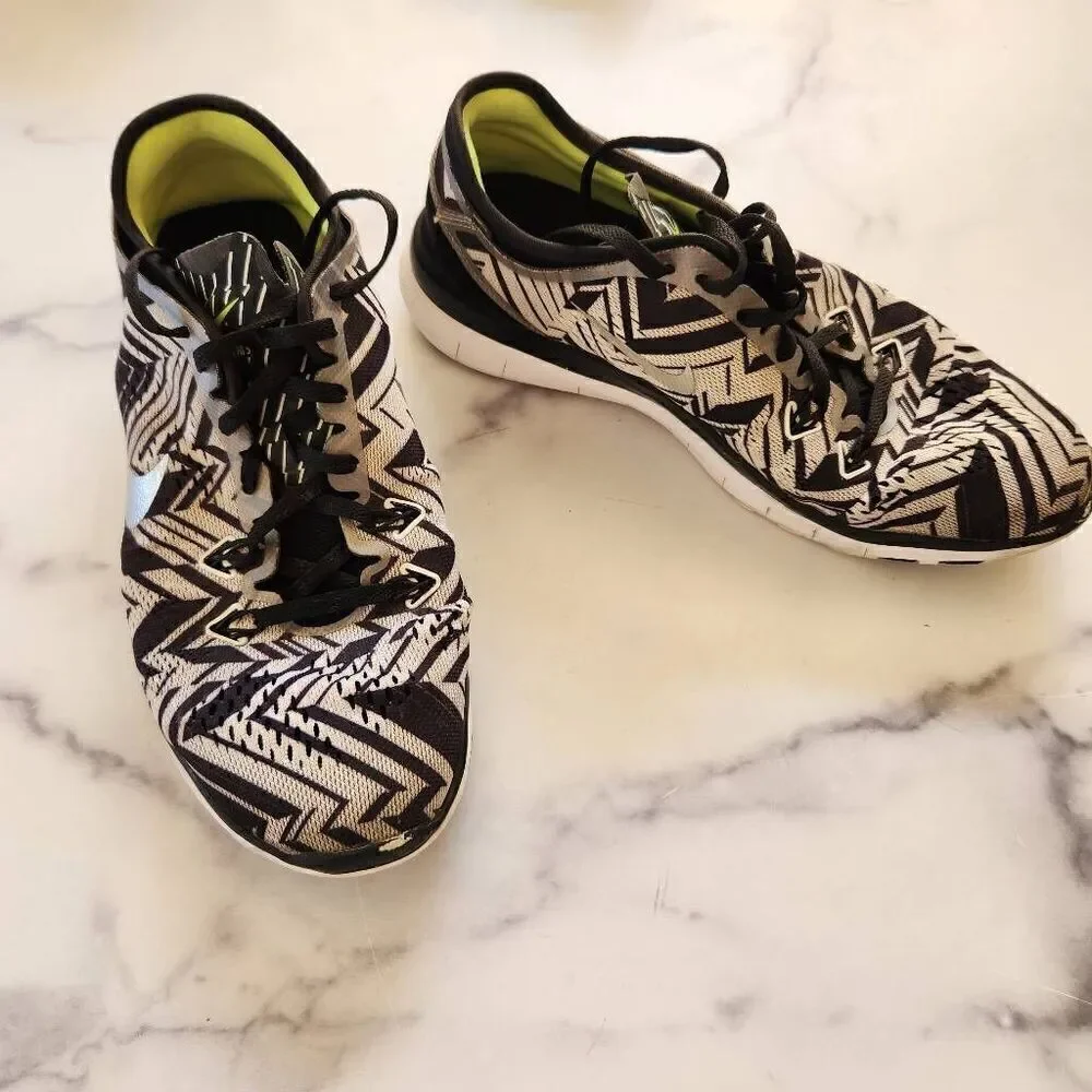 Nike zebra black white stripe geometric tribal size 8 adult unisex sneakers